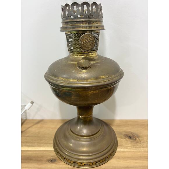 Vintage Brass Aladdin Oil Kerosene Lamp Model No. 11 w/Hurricane - Picture 2 of 14